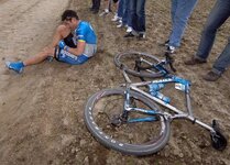 a8d85-hincapie-broken-roubaix_2006-480x345.jpg