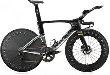 2023-pinarello-bolide-f-studio-4.jpeg